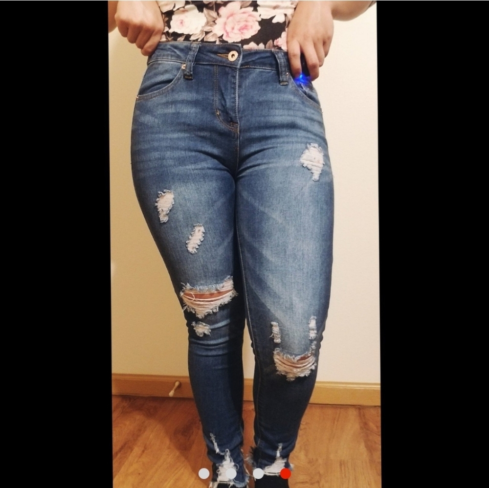 High-waisted jeans